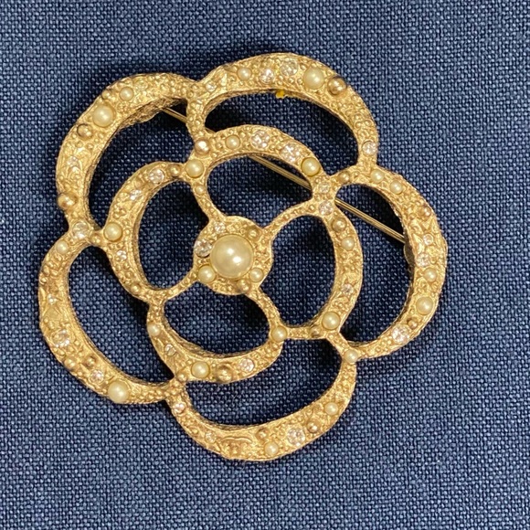 Chanel Brooch Camellia  Pearl Rhinestone Gold - Picture 8 of 17